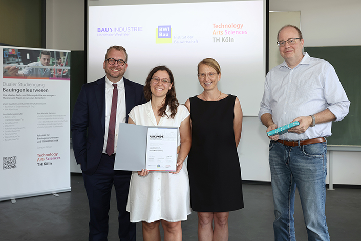 v.l.: Prof. Dr. Gunnar Lühr (TH Köln), Hannah Reichart (M.Eng.), Prof. Dr.-Ing. Ruth Kasper (TH Köln), Sascha Wiehager (BWI-Bau GmbH). 