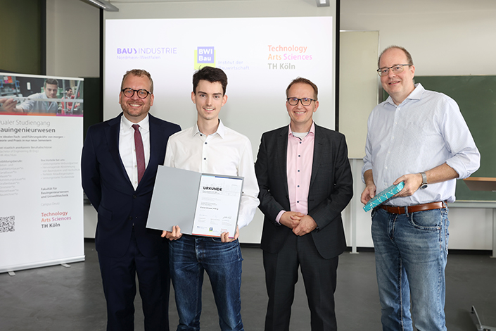 v.l.: Prof. Dr. Gunnar Lühr (TH Köln), Florian Strippel (M.Eng.), Prof. Dr.-Ing. Markus Nöldgen (TH Köln), Sascha Wiehager (BWI-Bau GmbH). 