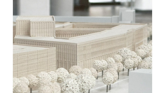 Das Fakultätsgebäude D vom Deutzer Ring aus gesehen. 