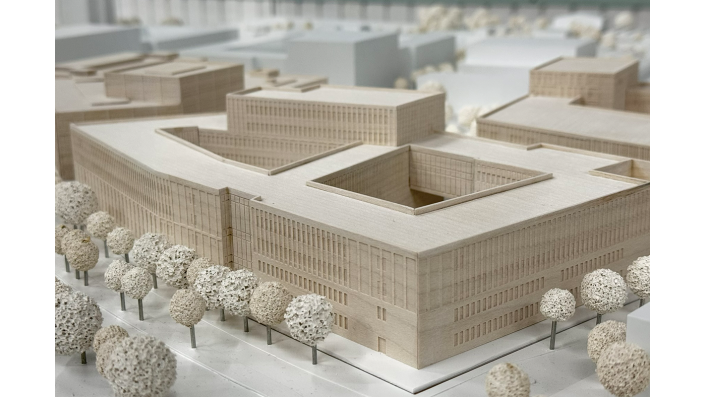 Blick auf das Gebäude D und dessen Fassade von der Ecke Gießener Straße und Deutzer Ring.