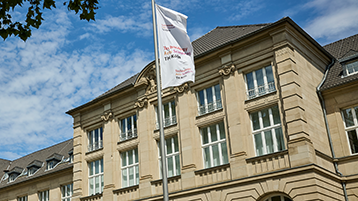 Fahne der TH Köln vor der Claudiusstraße (Bild: Heike Fischer/TH Köln)