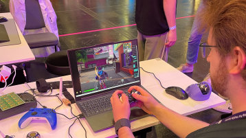 [Foto] ein Mann, der vor einem Laptop sitzt und ein Warable am Handgelenk trägt (Bild: Kaan Sevinc)