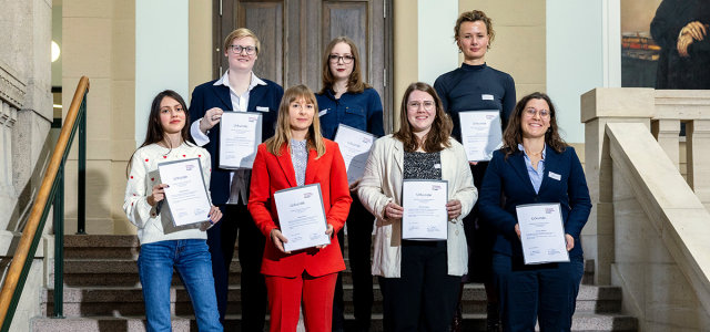 [Foto] Sieben Frauen mit Zertifikaten in der Hand (Bild:Michael Bause / TH Köln)