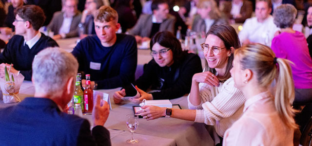 Teilnehmende des Meet and Greets im Austausch.  (Bild:Thilo Schmülgen/TH Köln)