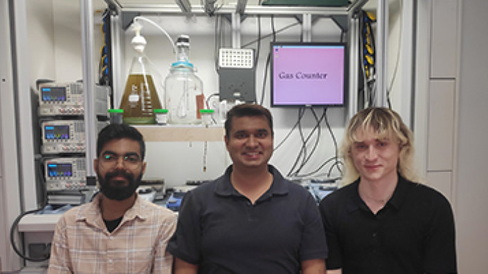 Das Projektteam der TH Köln (v.l.n.r.): Shashank Chauhan, Dr. Himanshu Himanshu, Aki Bruns. (Bild: Dr. Himanshu Himanshu)