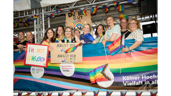 Teilnehmende auf der CSD-Deomonstration 2026 in Köln 