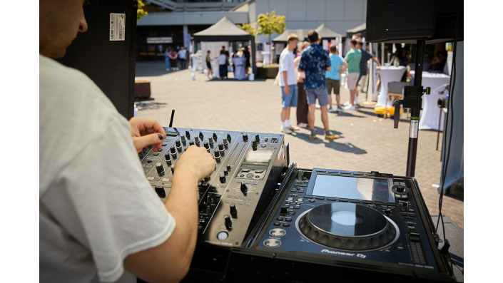 Blick auf das DJ-Pult.