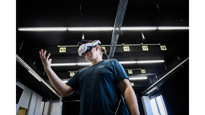 Ein besucher mit einer VR-Brille.
