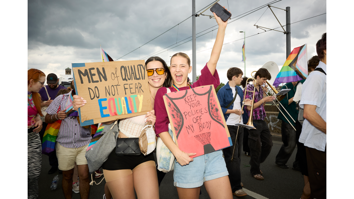 Teilnehmende auf der CSD-Deomonstration 2026 in Köln 