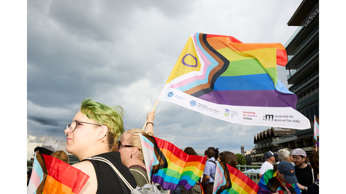 Teilnehmende auf der CSD-Deomonstration 2026 in Köln 