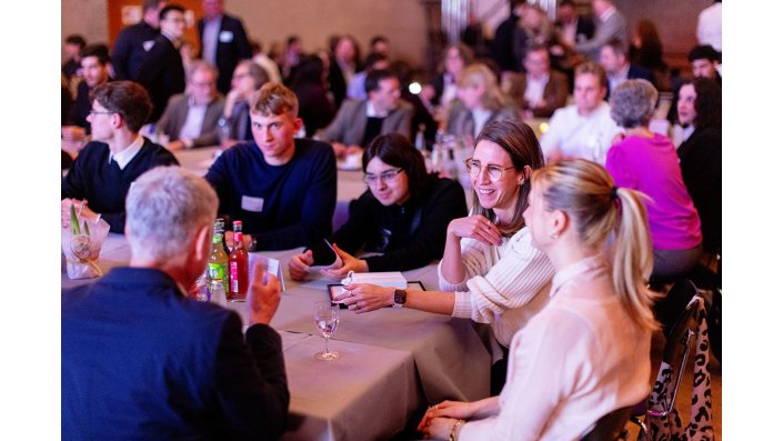 Teilnehmende des Meet and Greets im Austausch. 