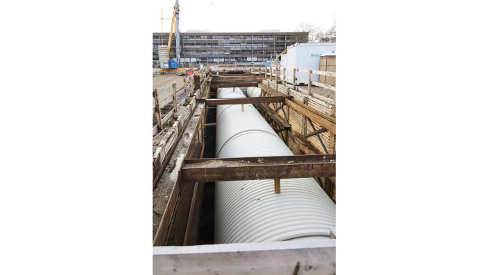 Jetzt sind die Löschwasserrohre in die Grube eingelassen und verschweißt worden.