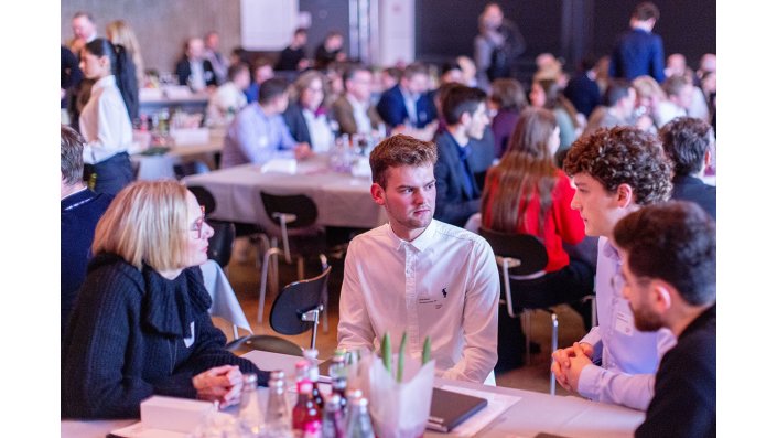 Teilnehmende des Meet and Greets im Austausch.