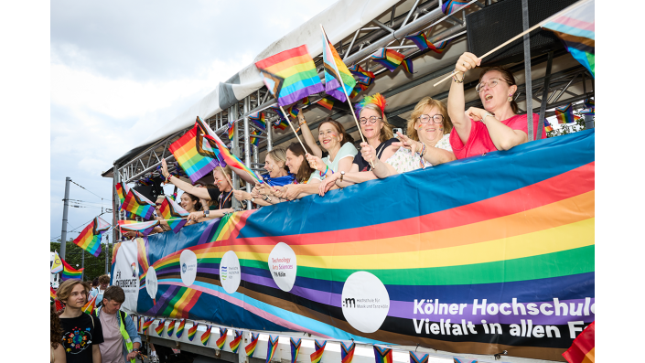 Teilnehmende auf der CSD-Deomonstration 2026 in Köln 
