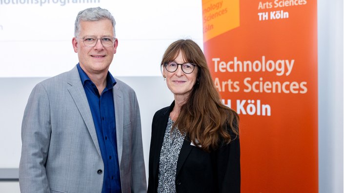 [Foto] Ein Mann und eine Frau lächeln in die Kamera.