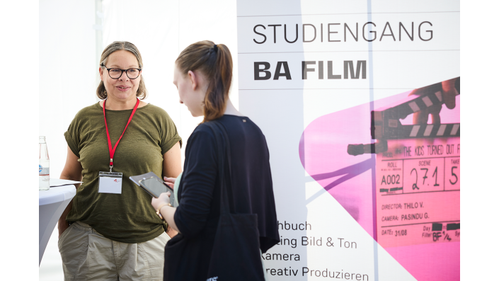Informationsstand zum Studiengang Film (Bachelor).