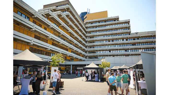 Teilnehmende der Tage der offenen Tür auf dem Campus Deutz.