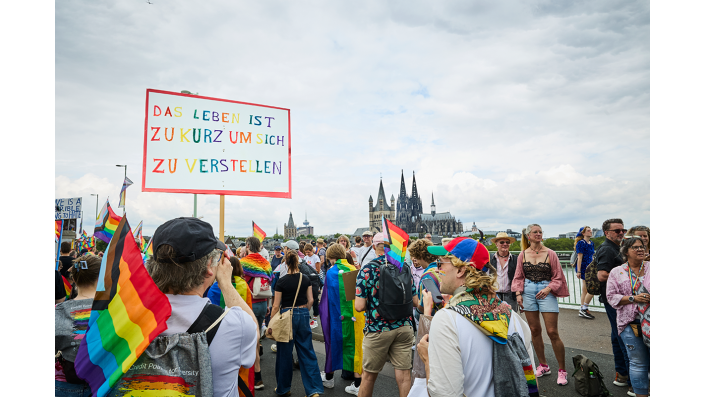 Teilnehmende auf der CSD-Deomonstration 2026 in Köln 