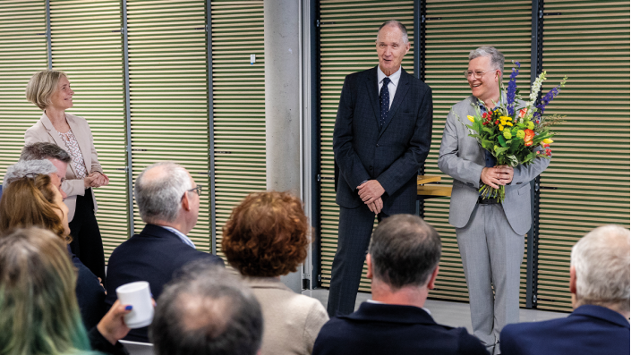Prof. Dr. Sylvia Heuchemer (Präsidentin) und Prof. Dr. Ulrich Radtke (Hochschulratsvorsitzender) gratulieren Prof. Dr. Matthias Hochgürtel zum neuen Amt als Vizepräsident für Forschung und Wissenstransfer.