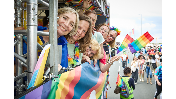 Teilnehmende auf der CSD-Deomonstration 2026 in Köln 