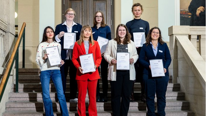 [Foto] Sieben Frauen mit Zertifikaten in der Hand