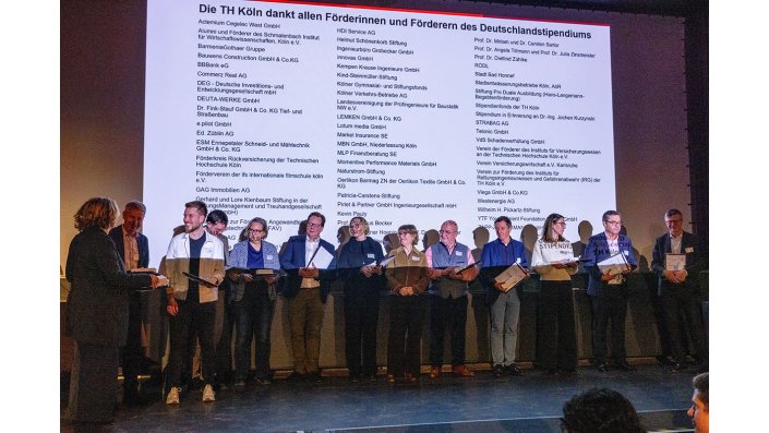 Die Fördernden auf der Bühne mit Urkunden.