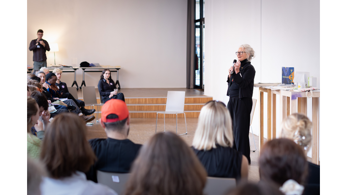 Prof. Birgit Mager während ihrer Verabschiedung. Sie spricht zum Publikum.