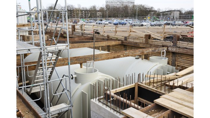 Jetzt sind die Löschwasserrohre in die Grube eingelassen und verschweißt worden.