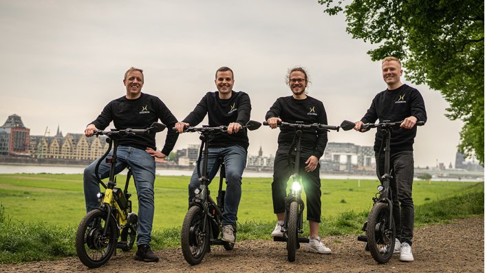 [Foto] vier Männer auf E-Bikes