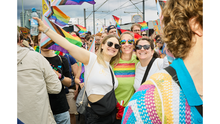 Teilnehmende auf der CSD-Deomonstration 2026 in Köln 