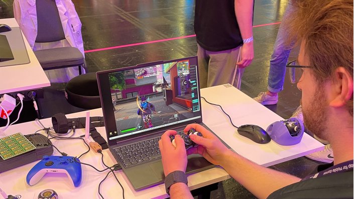 [Foto] ein Mann, der vor einem Laptop sitzt und ein Warable am Handgelenk trägt
