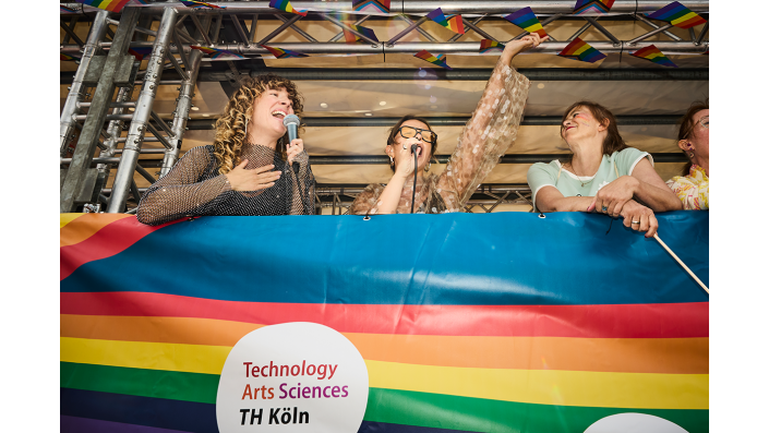 Teilnehmende auf der CSD-Deomonstration 2026 in Köln 