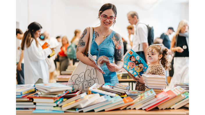 Zwei Besucher*innen auf der Bücherbörse