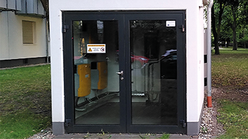 Symbolbild eines Quartierspeichers: Gemeinschaftlich genutzte Anlagen weisen gegenüber Heimspeichern eine höhere Auslastung auf, wodurch sich Ressourcen einsparen lassen.  (Bild: Prof. Dr. Eberhard Waffenschmidt/TH Köln)