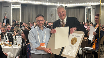 Dr. Steffen Wolfer bei der Preisverleihung mit dem Vorsitzenden des internationalen Auswahlkomitees für den Gunnar Hedlund Award, Prof. Dr. Udo Zander (Bild: Stockholm School of Economics )