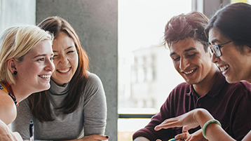 Studierende unterhalten sich (Bild: Adobe Stock)