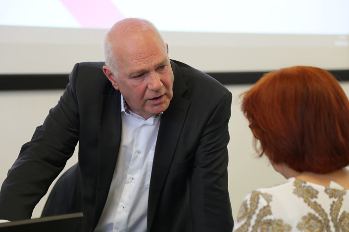 Prof. Dr. Sell im Gespräch mit einer Teilnehmerin Prof. Dr. Sell im Gespräch mit einer Teilnehmerin