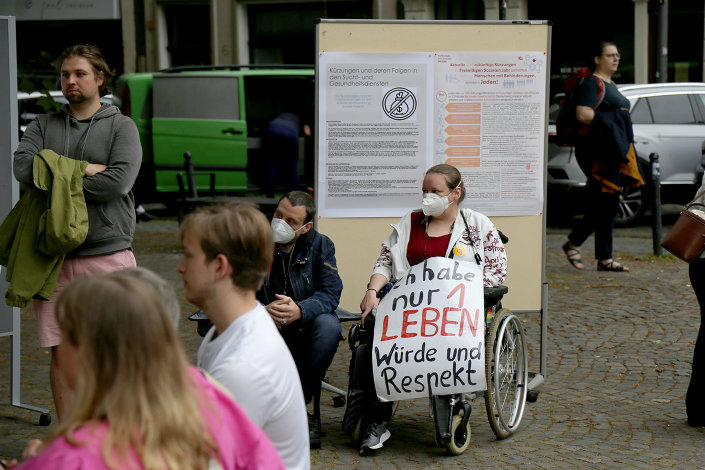 Verteter*innen von #ichbinarmutsbetroffen verdeutlichen die Auswirkungen der Sparpolitik auf ihre Lebenslagen Verteter*innen von #ichbinarmutsbetroffen verdeutlichen die Auswirkungen der Sparpolitik auf ihre Lebenslagen