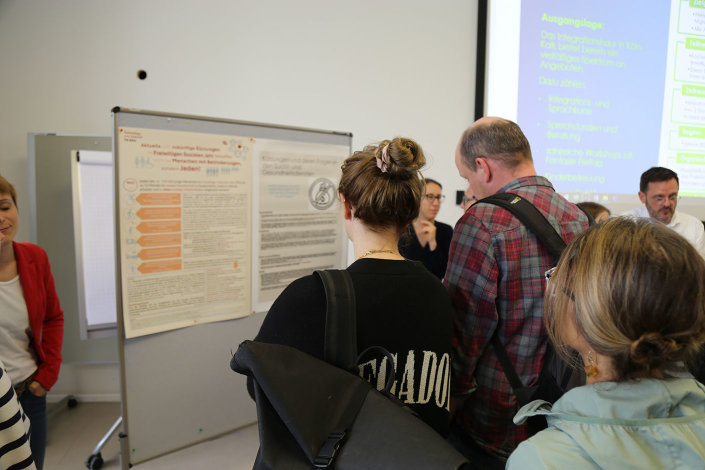 Studierende präsentieren ihre wissenschaftlichen Poster zu den Kürzungen in der Sozialen Arbeit Studierende präsentieren ihre wissenschaftlichen Poster zu den Kürzungen in der Sozialen Arbeit