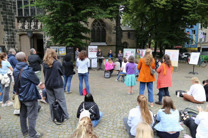 Öffentliche Lehrveranstaltung auf dem Severinskirchplatz in Köln Öffentliche Lehrveranstaltung auf dem Severinskirchplatz in Köln