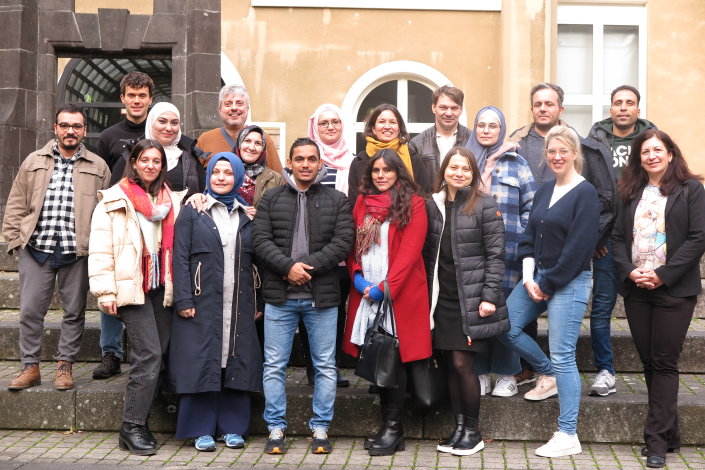Teilnehmende und Team/Programm 1 (Baustein A: Brückenmaßnahme für zugewanderte Akademiker:innen zum Erwerb von Kompetenzen für die Arbeitsmärkte der Zukunft; Workshop am 11.11.2023) Teilnehmende und Team/Programm 1 (Baustein A: Brückenmaßnahme für zugewanderte Akademiker:innen zum Erwerb von Kompetenzen für die Arbeitsmärkte der Zukunft; Workshop am 11.11.2023)