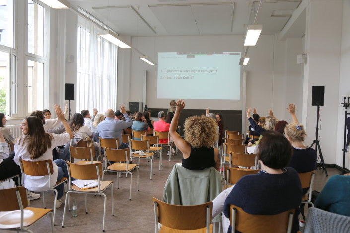 Teilnehmer*innen des Fachtags "Familie und Familienbildung im Kontext von Digitalität & Digitalisierung" Teilnehmer*innen des Fachtags "Familie und Familienbildung im Kontext von Digitalität & Digitalisierung"