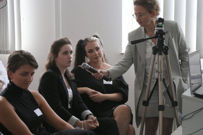 Prof. Dr. Ute Müller-Giebeler im Gespräch mit Studierenden Prof. Dr. Ute Müller-Giebeler im Gespräch mit Studierenden