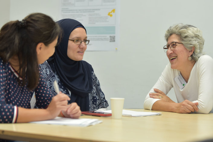 Zwei Mentees mit Mentorin Behshid Najafi von agisra e.V. (Auftaktveranstaltung/Mentoringprogramm am 13.09.2024) Zwei Mentees mit Mentorin Behshid Najafi von agisra e.V. (Auftaktveranstaltung/Mentoringprogramm am 13.09.2024)