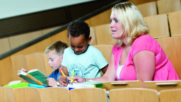 Studentin mit zwei Kindern (Bild: Boris Loehrer)