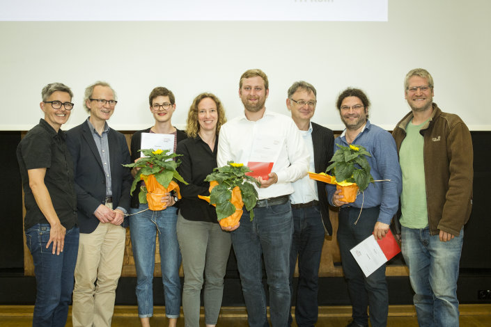 Die diessemestrigen Ausgezeichnet-Preisträger*innen mit den betreuenden Dozent*innen: Merle Boedler (2.v.l.), Benjamin Kemper (5.v.l.), Zijad Naddaf (2.v.re.) und M.A. Nils Wenzler (re.)