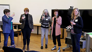 v.l.n.r.: Carolin Küppers, Professorin für Gender in der Sozialen Arbeit, Birgit Szczyrba, Leiterin des Teams Hochschuldidaktik im Zentrum für Lehrentwicklung, Renate Kosuch, Leitung des Projekts "Genderkompetenz in Lehre und Studium", Sonja Gaedicke, Co-Leitung des Projekts "Genderkompetenz in Lehre und Studium" und fachliche Leitung des Projekts "Macht und Ungleichheit - Kompetenzen für gesellschaftliche Gerechtigkeit", Anna Gähl, Leitung der Kompetenzwerkstatt und des Projekts "Macht und Ungleichheit - Kompetenzen für gesellschaftliche Gerechtigkeit" (Bild: Dirk Osterkamp) v.l.n.r.: Carolin Küppers, Professorin für Gender in der Sozialen Arbeit, Birgit Szczyrba, Leiterin des Teams Hochschuldidaktik im Zentrum für Lehrentwicklung, Renate Kosuch, Leitung des Projekts "Genderkompetenz in Lehre und Studium", Sonja Gaedicke, Co-Leitung des Projekts "Genderkompetenz in Lehre und Studium" und fachliche Leitung des Projekts "Macht und Ungleichheit - Kompetenzen für gesellschaftliche Gerechtigkeit", Anna Gähl, Leitung der Kompetenzwerkstatt und des Projekts "Macht und Ungleichheit - Kompetenzen für gesellschaftliche Gerechtigkeit" (Bild: Dirk Osterkamp)