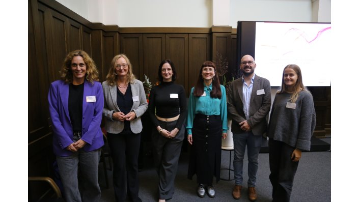 Team Get-iT@TH Köln (ohne Prof. Dr. Sylvia Heuchemer). Von Links nach Rechts: Dr. Christine Rath (Forschungsförderung), Prof. Dr. Inken Lind, Tabitha Graf (studentische Mitarbeiterin), Sonja Gaedicke und Nils Rottgardt (beide wiss. Mitarbeitende), Luisa Uellendahl (ehem. studentische Mitarbeitende).