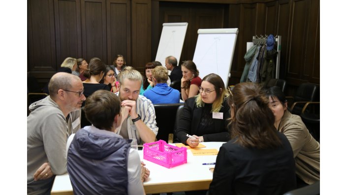 Teilnehmer*innen am Workshop im Gespräch. Mitte-links: Get-iT Fellow Bennet Köppchen, Mitte-rechts Get-it Fellow Prof. Dr. Claudia Frick.