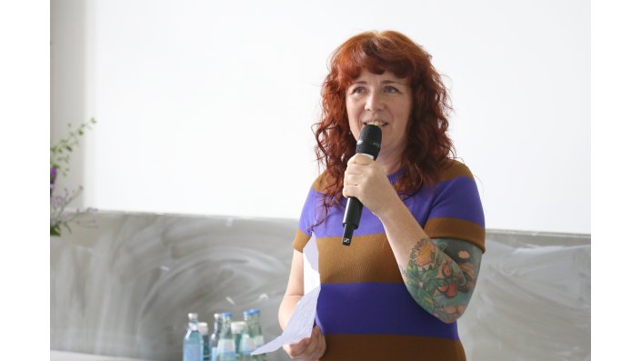 Meike Braun, Gesellschaft für Personzentrierte Psychotherapie und Beratung (GwG e.V.) Kernteam der Organisation der PCE World Conference 2026 bei der Eröffnung